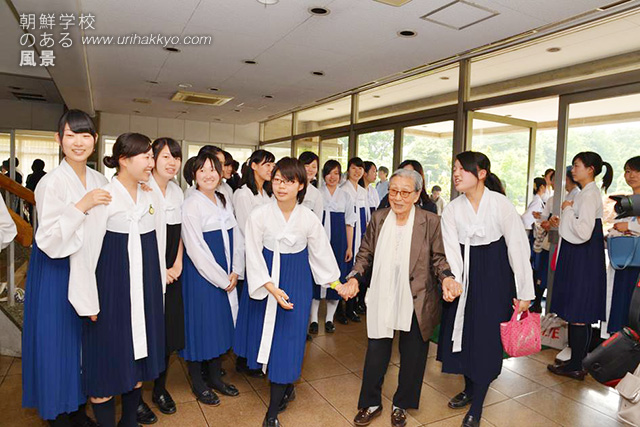朝鮮大学校を訪れた被害者・金福童さんを歓迎する学生たち(２０１４・６)