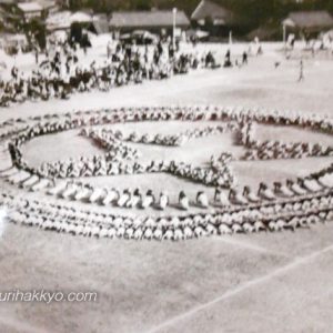 　九州朝鮮中高級学校の運動会(一九六二年)。写真は集団体操の一コマ、共和国の国旗等にも見られる五芒星を表現している。同校『学校沿革史』(一九六六年)より転載。