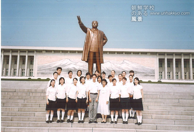 平壌音楽舞踊大学(当時)通信学部の同級生たちと(2001・7)