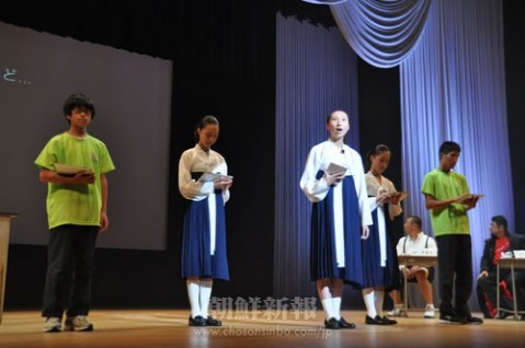 2011年に行われた民族フォーラムでプレゼンテーションする生徒たち