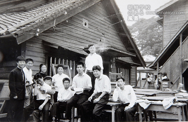 政治経済学科の同級生(1958・１　東京中高の中にあった旧校舎の前で)